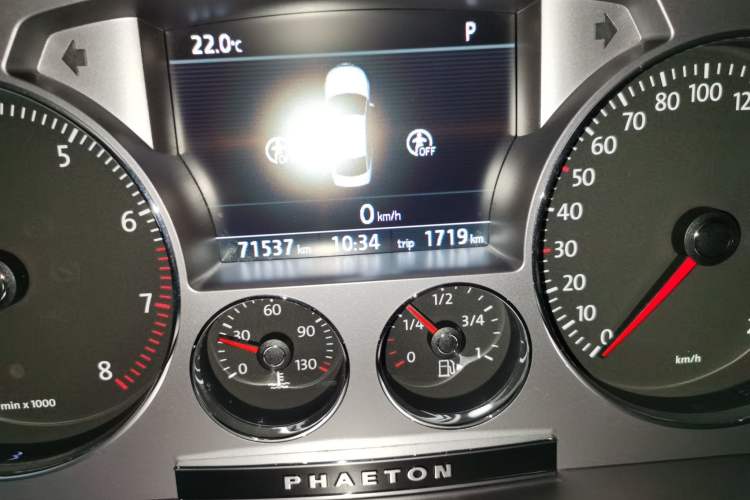 Used Volkswagen Phaeton 2015 3.0L Smart Edition Odometer Close Up
