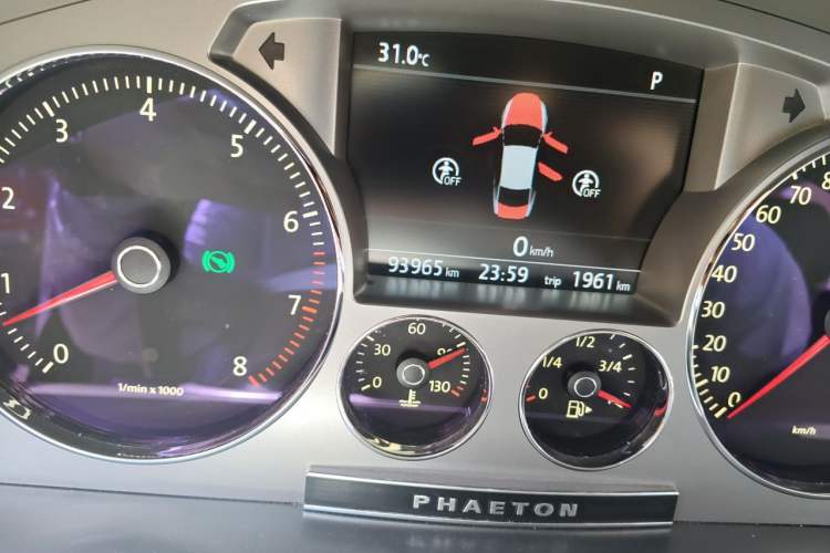 Used Volkswagen Phaeton 2015 3.0L Exclusive Edition Odometer Close Up