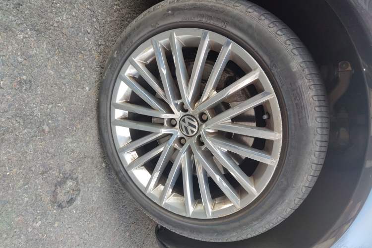 Used Volkswagen Phaeton 2015 3.0L Exclusive Edition Right Front Wheel Hub