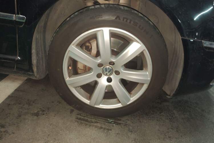 Used Volkswagen Phaeton 2015 3.0L Smart Edition Right Front Wheel Hub
