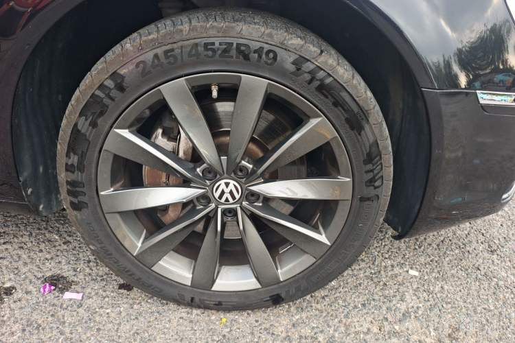 Used Volkswagen Phaeton 2015 3.0L Exclusive Edition Right Front Wheel Hub