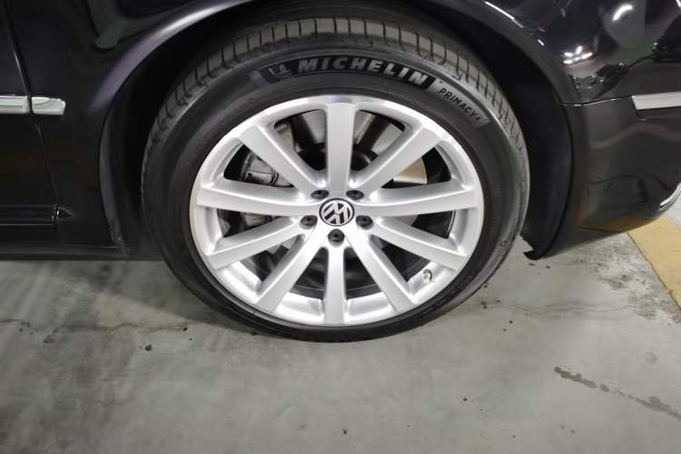 Used Volkswagen Phaeton 2015 3.0L Smart Edition Right Front Wheel Hub