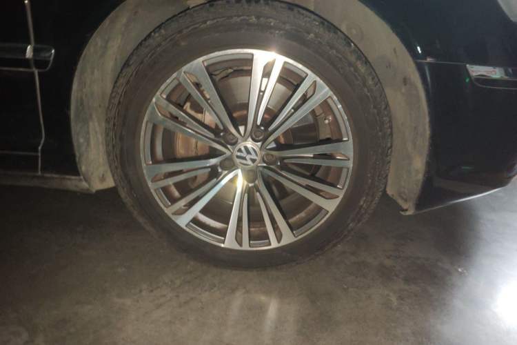 Used Volkswagen Phaeton 2015 3.0L Smart Edition Right Front Wheel Hub