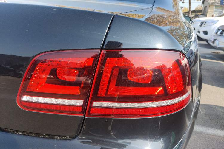 Used Volkswagen Phaeton 2015 3.0L Exclusive Edition Right Rear Taillight