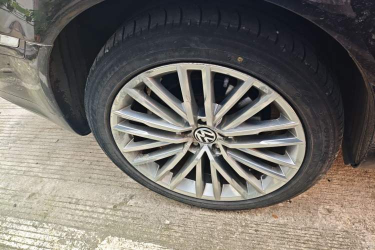 Used Volkswagen Phaeton 2015 3.0L Exclusive Edition Right Rear Wheel Hub
