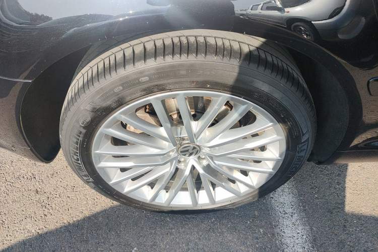 Used Volkswagen Phaeton 2015 3.0L Exclusive Edition Right Rear Wheel Hub