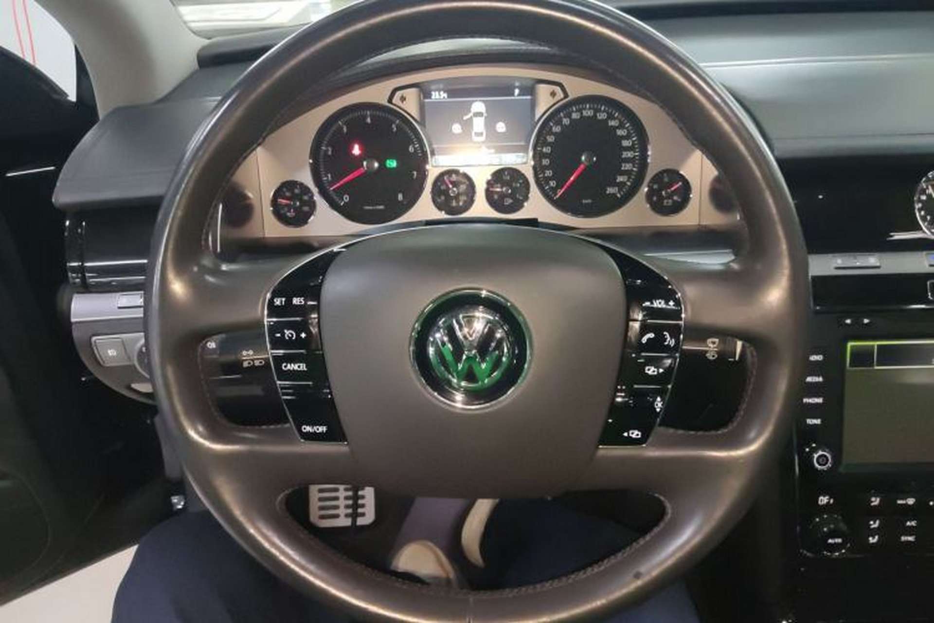 Used Volkswagen Phaeton 2015 3.0L Exclusive Edition Steering Wheel