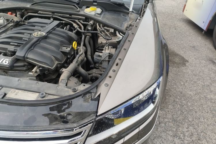 Used Volkswagen Phaeton 2015 3.0L Exclusive Edition Engine Bay Left
