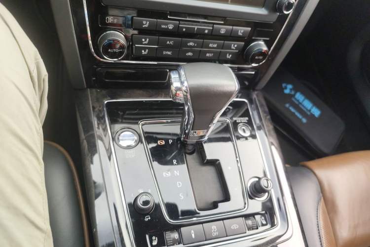 Used Volkswagen Phaeton 2015 3.0L Exclusive Edition Gear Lever