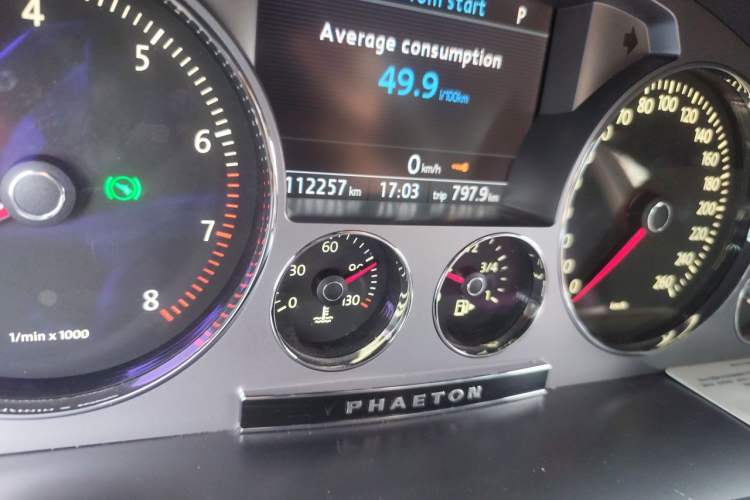 Used Volkswagen Phaeton 2015 3.0L Exclusive Edition Odometer Close Up