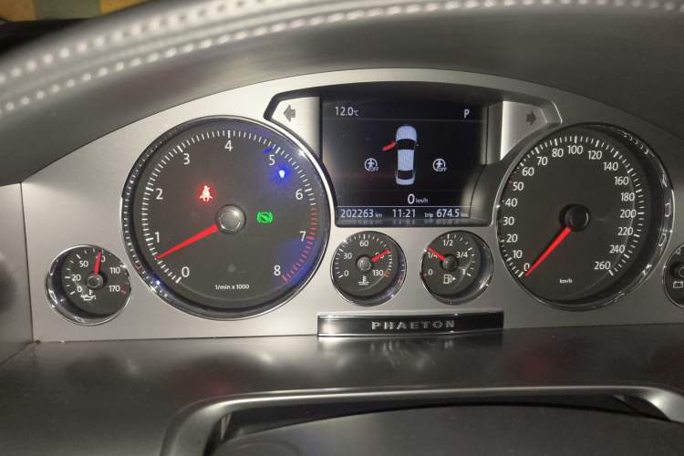 Used Volkswagen Phaeton 2015 3.0L Exclusive Edition Odometer Close Up
