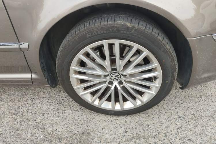 Used Volkswagen Phaeton 2015 3.0L Exclusive Edition Right Front Wheel Hub