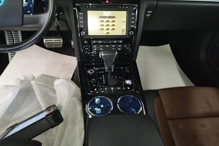 Used Volkswagen Phaeton 2015 3.0L Exclusive Edition Gear Lever