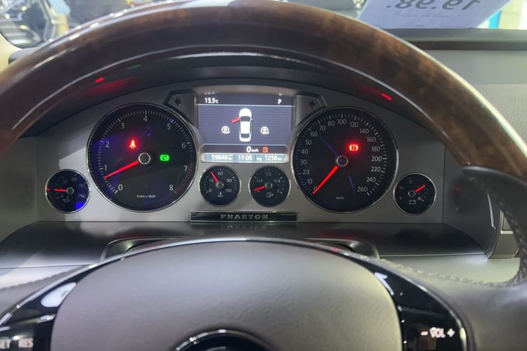 Used Volkswagen Phaeton 2015 3.0L Smart Edition Odometer Close Up