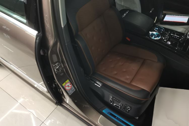 Used Volkswagen Phaeton 2015 3.0L Exclusive Edition Right Front Seat