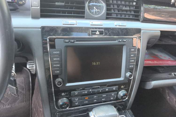 Used Volkswagen Phaeton 2015 3.0L Exclusive Edition Audio And AC Panel