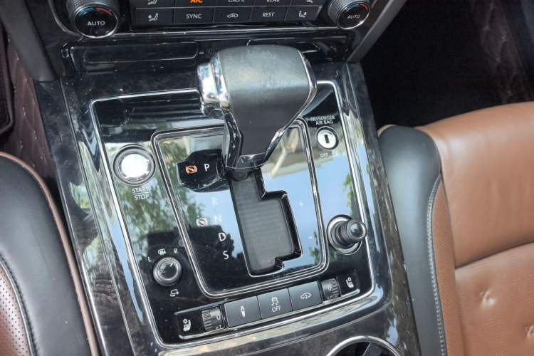 Used Volkswagen Phaeton 2015 3.0L Exclusive Edition Gear Lever