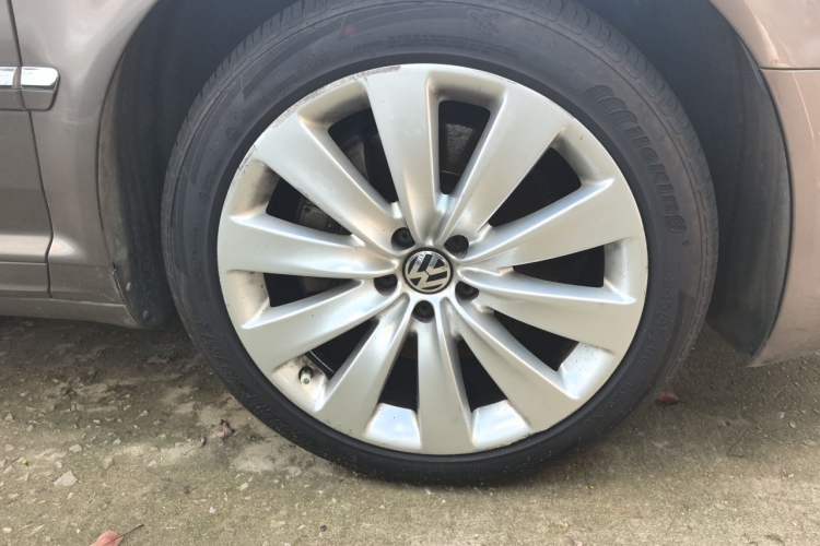 Used Volkswagen Phaeton 2015 3.0L Exclusive Edition Right Front Wheel Hub