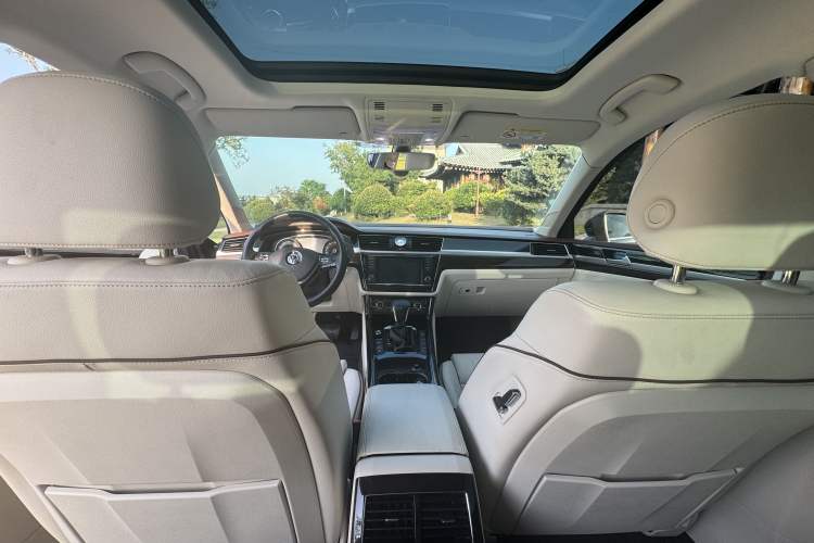 Used Volkswagen Phideon 2016 380TSI Two-Wheel-Drive Supreme Edition Interior 1