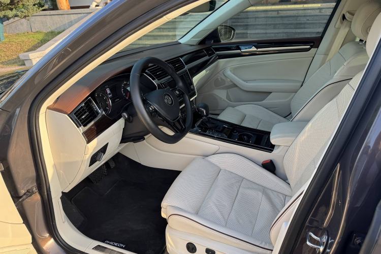 Used Volkswagen Phideon 2016 380TSI Two-Wheel-Drive Supreme Edition Interior 2