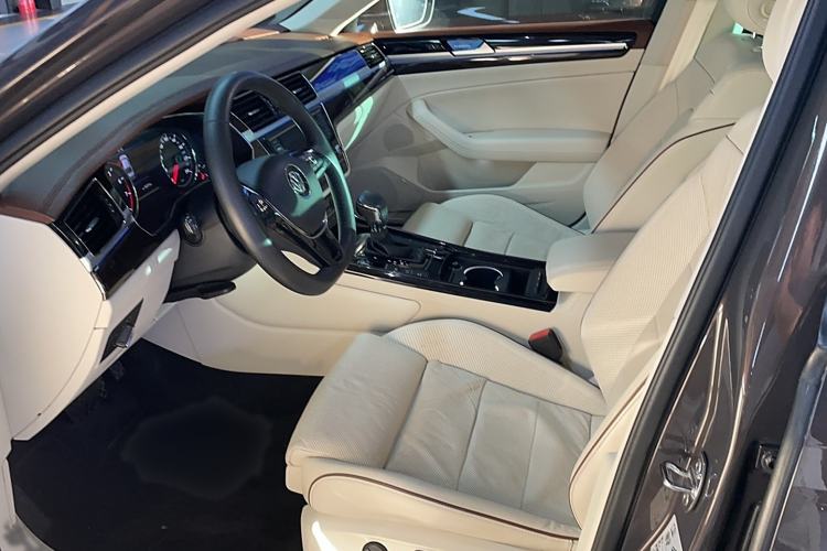 Used Volkswagen Phideon 2016 380TSI Two-Wheel-Drive Supreme Edition Left Front Seat