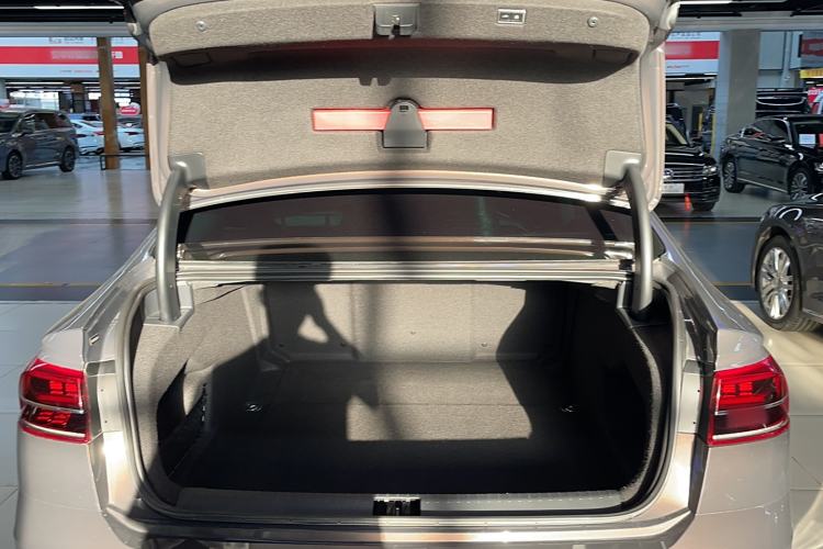 Used Volkswagen Phideon 2016 380TSI Two-Wheel-Drive Supreme Edition Trunk