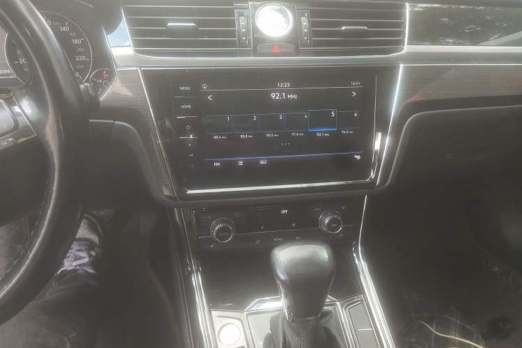 Used Volkswagen Phideon 2016 380TSI Two-Wheel-Drive Luxury Edition Audio And AC Panel