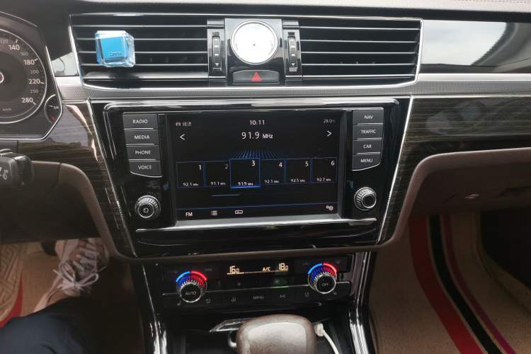 Used Volkswagen Phideon 2016 380TSI Two-Wheel-Drive Supreme Edition Audio And AC Panel