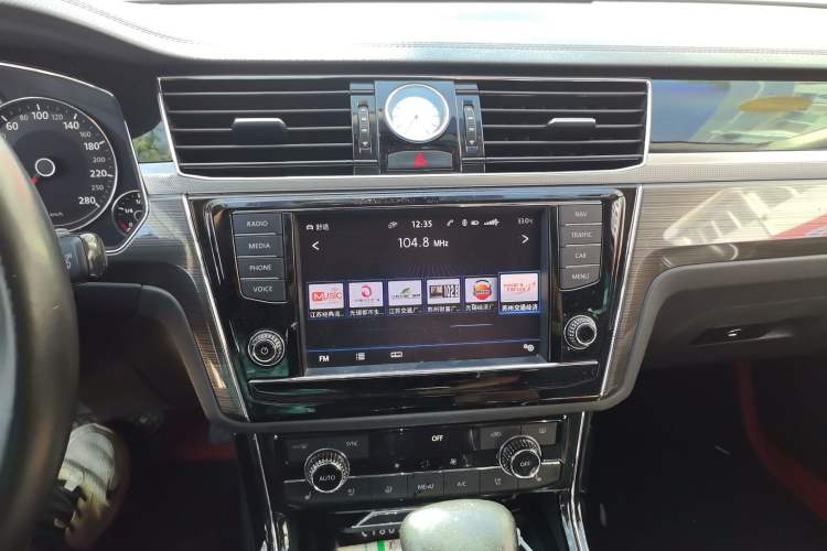 Used Volkswagen Phideon 2016 380TSI Two-Wheel-Drive Supreme Edition Audio And AC Panel
