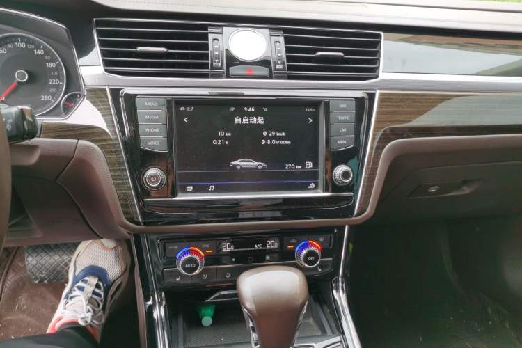Used Volkswagen Phideon 2016 380TSI Two-Wheel-Drive Supreme Edition Audio And AC Panel
