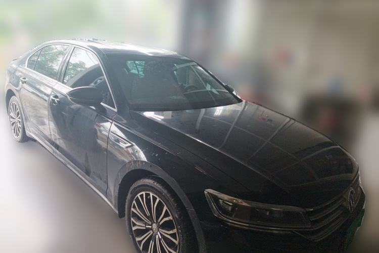 Used Volkswagen Phideon 2016 380TSI Two-Wheel-Drive Luxury Edition Front Right 45 Deg