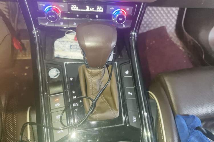 Used Volkswagen Phideon 2016 380TSI Two-Wheel-Drive Luxury Edition Gear Lever