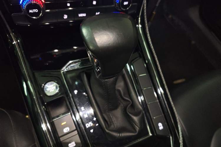 Used Volkswagen Phideon 2016 380TSI Two-Wheel-Drive Luxury Edition Gear Lever