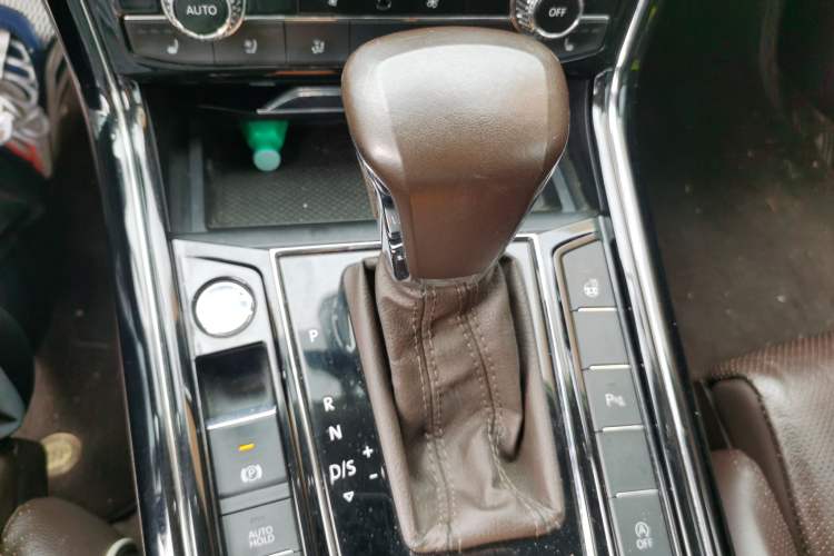 Used Volkswagen Phideon 2016 380TSI Two-Wheel-Drive Supreme Edition Gear Lever