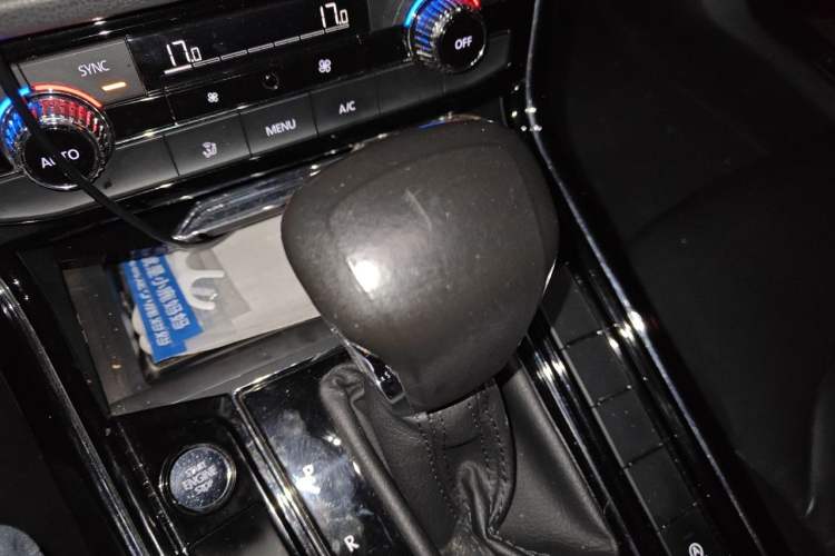 Used Volkswagen Phideon 2016 380TSI Two-Wheel-Drive Luxury Edition Gear Lever