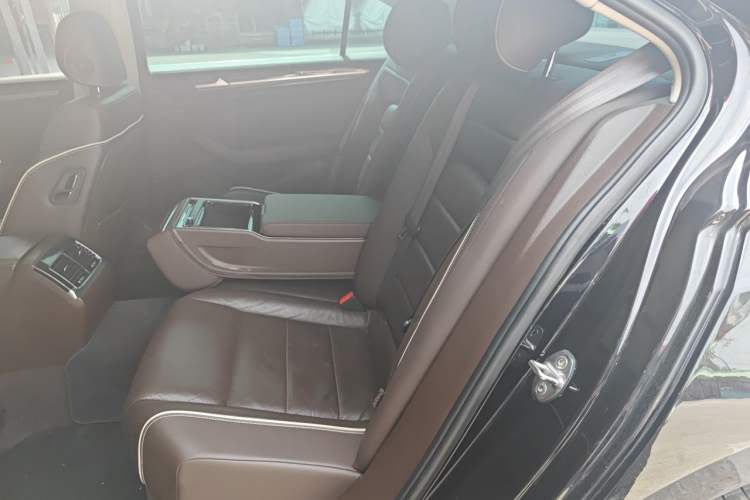 Used Volkswagen Phideon 2016 380TSI Two-Wheel-Drive Supreme Edition Left Rear Seat