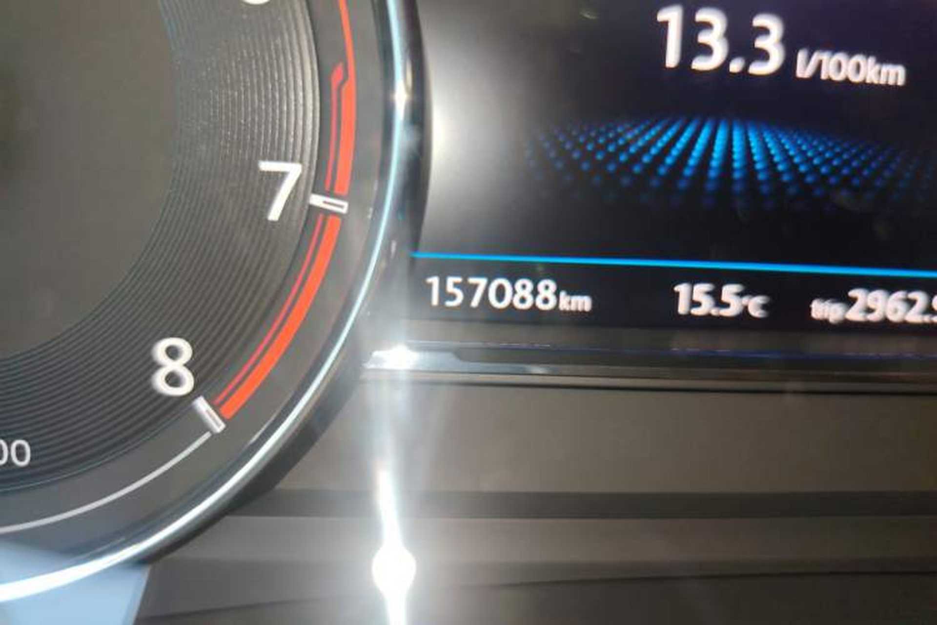 Used Volkswagen Phideon 2016 480 V6 Four-Wheel Drive Supreme Edition Odometer Close Up