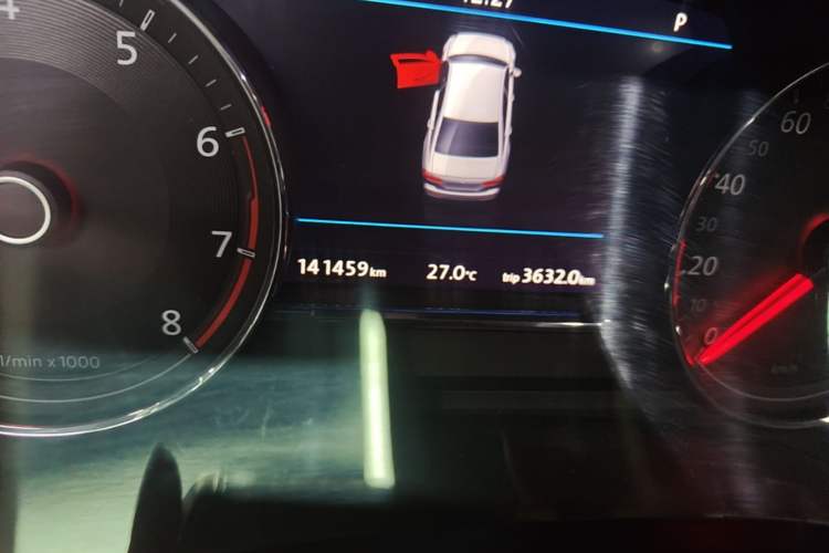 Used Volkswagen Phideon 2016 380TSI Two-Wheel-Drive Supreme Edition Odometer Close Up