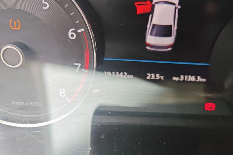 Used Volkswagen Phideon 2016 380TSI Two-Wheel-Drive Supreme Edition Odometer Close Up