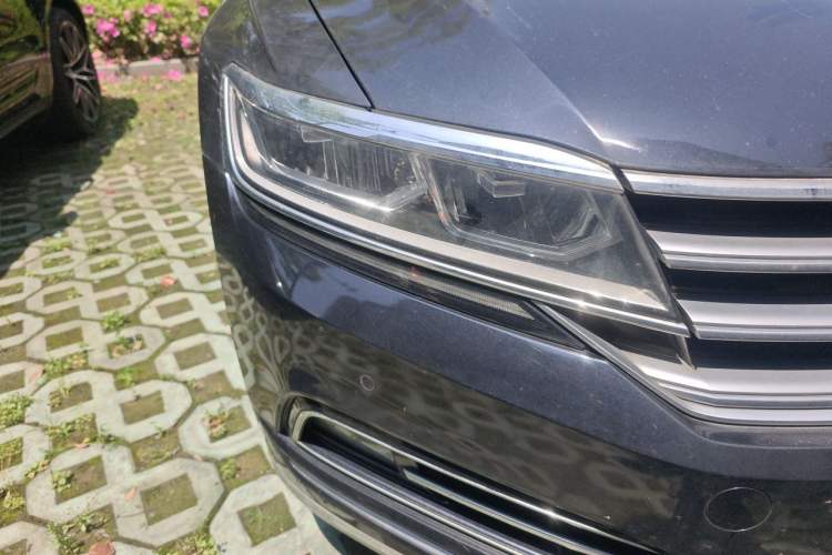 Used Volkswagen Phideon 2016 380TSI Two-Wheel-Drive Luxury Edition Right Front Headlight