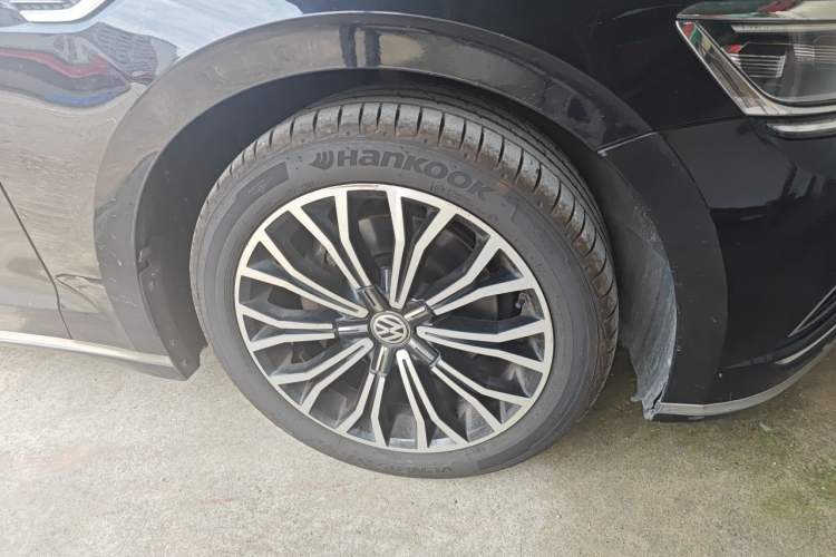 Used Volkswagen Phideon 2016 380TSI Two-Wheel-Drive Supreme Edition Right Front Wheel Hub