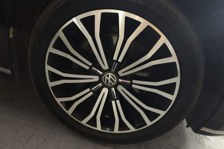 Used Volkswagen Phideon 2016 380TSI Two-Wheel-Drive Luxury Edition Right Front Wheel Hub