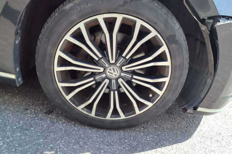 Used Volkswagen Phideon 2016 380TSI Two-Wheel-Drive Supreme Edition Right Front Wheel Hub