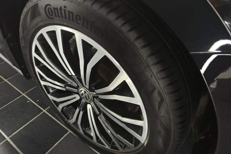 Used Volkswagen Phideon 2016 380TSI Two-Wheel-Drive Supreme Edition Right Front Wheel Hub