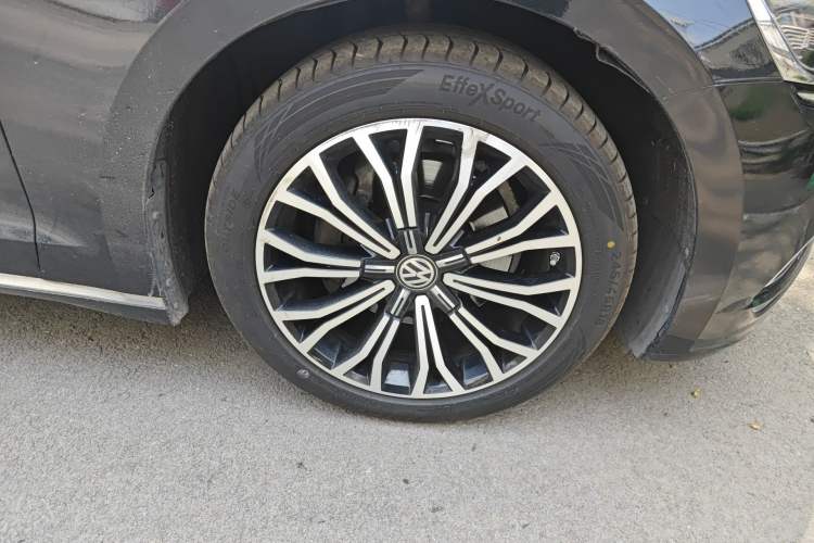 Used Volkswagen Phideon 2016 380TSI Two-Wheel-Drive Supreme Edition Right Front Wheel Hub