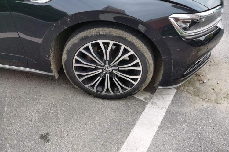 Used Volkswagen Phideon 2016 380TSI Two-Wheel-Drive Supreme Edition Right Front Wheel Hub