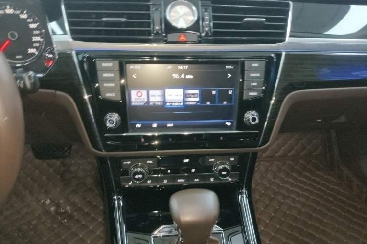 Used Volkswagen Phideon 2016 380TSI Two-Wheel-Drive Supreme Edition Audio And AC Panel