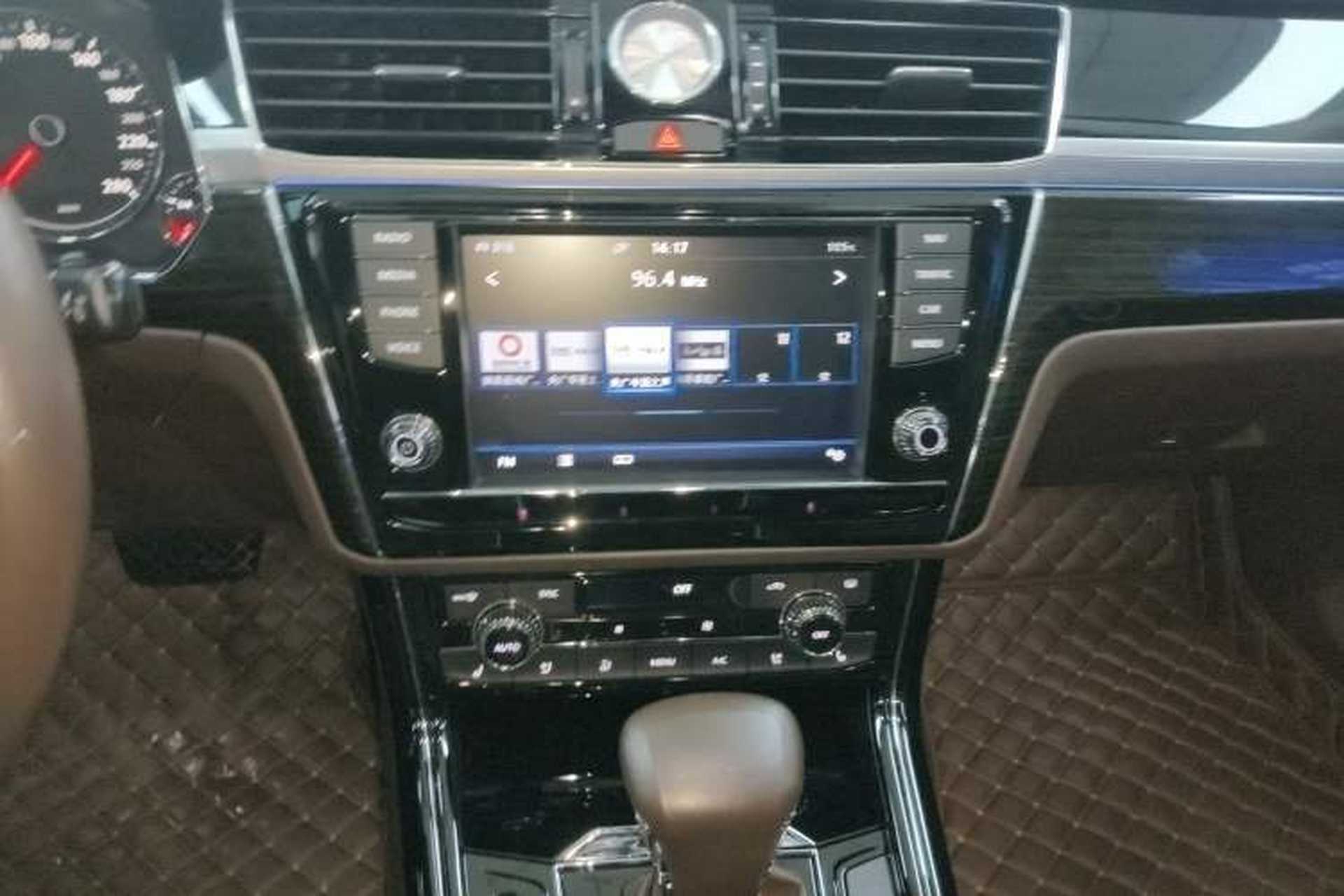 Used Volkswagen Phideon 2016 380TSI Two-Wheel-Drive Supreme Edition Audio And AC Panel