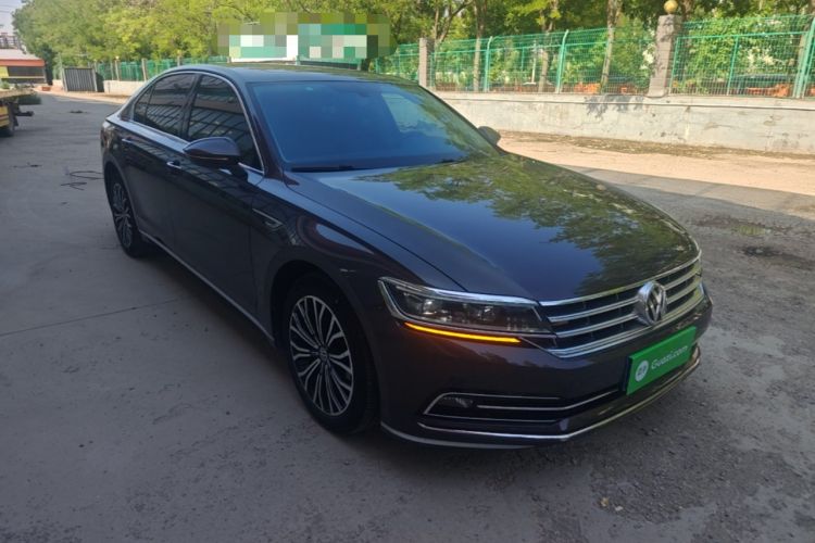 Used Volkswagen Phideon 2016 380TSI Two-Wheel-Drive Supreme Edition Front Right 45 Deg