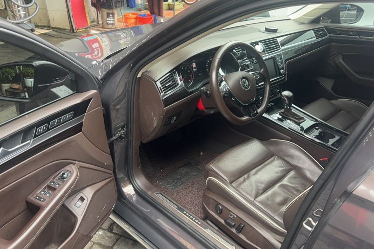 Used Volkswagen Phideon 2016 480 V6 Four-Wheel Drive Supreme Edition Interior 2